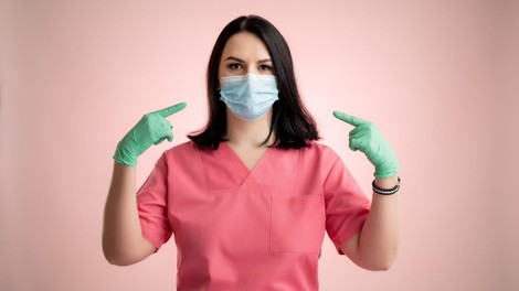 Slovenska medicinska sestra Metka v videu razloži, kako si pravilno namestiti masko