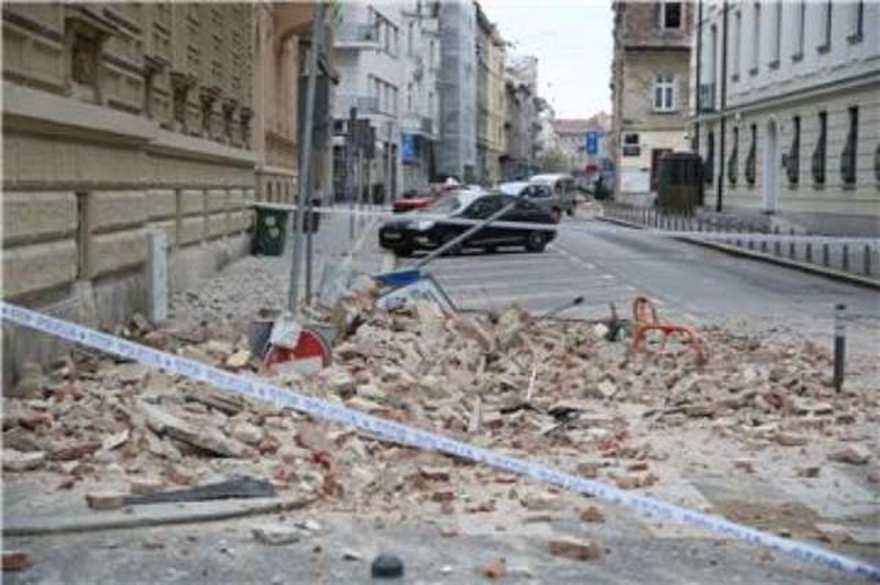 Zagreb: Po potresu 15-letnica v kritičnem stanju, več poškodovanih (foto: STA/Hina)