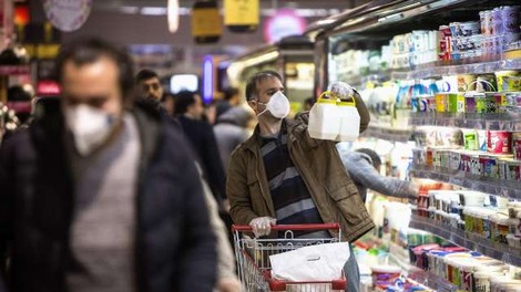 Koronavirus: Embalažo iz trgovin je treba obravnavati kot potencialno onesnaženo