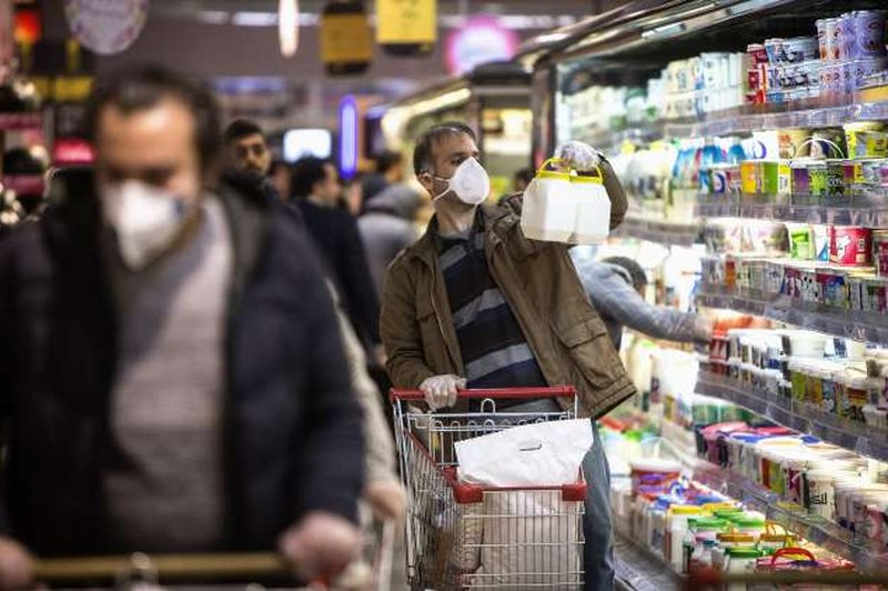 Koronavirus: Embalažo iz trgovin je treba obravnavati kot potencialno onesnaženo (foto: STA)
