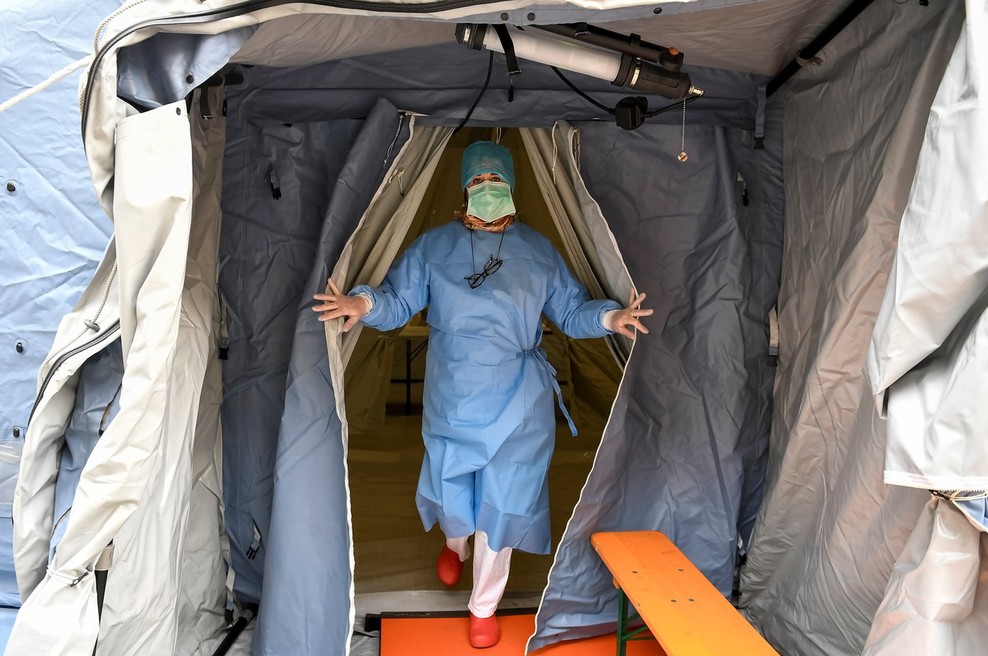 Tako poškodovan je obraz medicinske sestre, ki zaradi koronavirusa dela 12 ur na dan (foto: Profimedia)