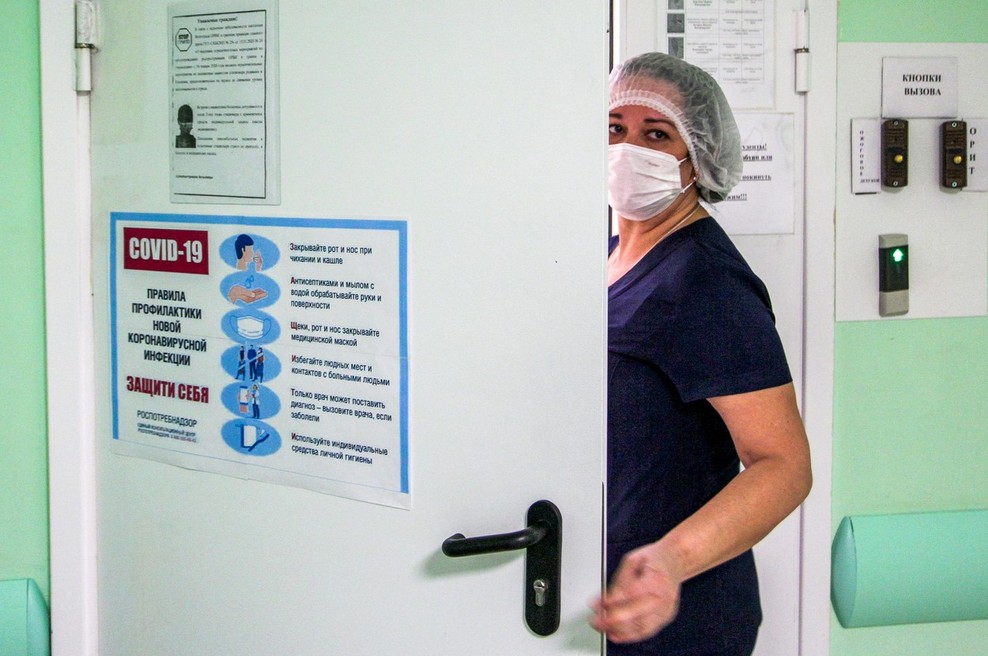 Takšen je med koronavirusom vsakdan medicinske sestre Petre: 6 ure ne gre na stranišče, ne je in ne pije ničesar (foto: Profimedia)