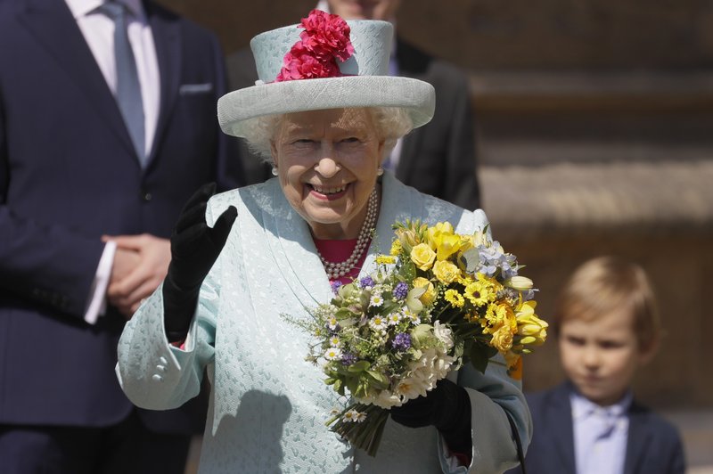 Kraljica Elizabeta je za svoj govor v času koronavirusa izbrala prav posebno ogrlico (foto: Proimedia)