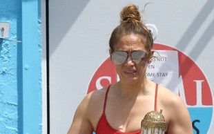 Jennifer Lopez pokazala svoje trebušne mišice, ko je odhaja v telovadnico, ki so jo odprli samo za njo
