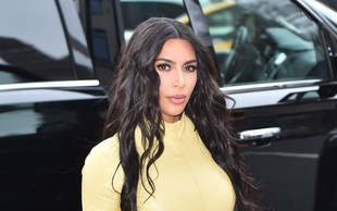 Kim Kardashian v karanteni nima časa ne za tuširanje, kaj šele za krtačenje las