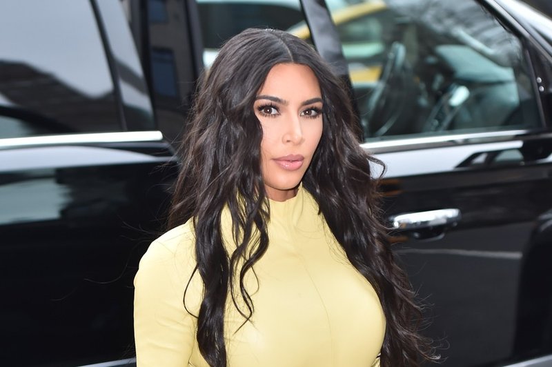 Kim Kardashian z bizarno sado-mazo opravo pritegnila nemalo šokiranih pogledov: Je to moda?! (foto: Profimedia)