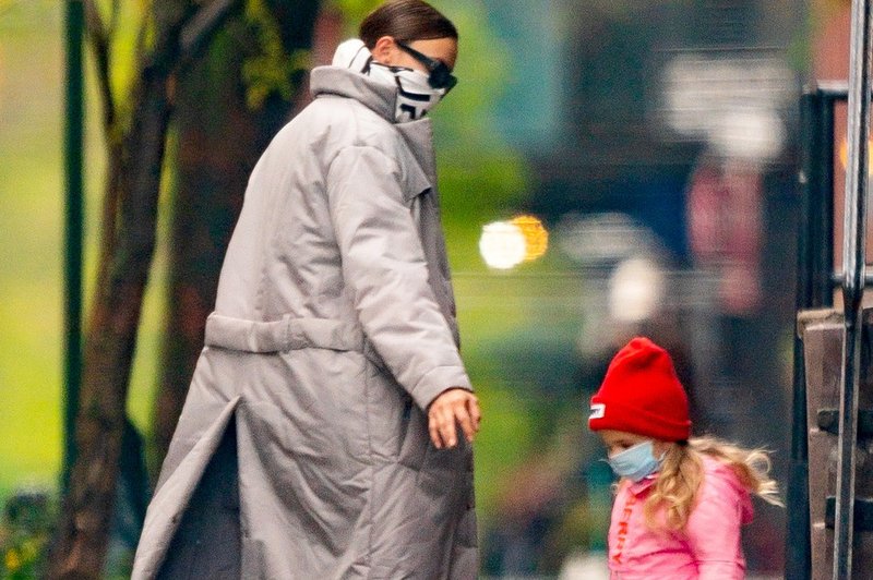 Irina Shayk raznežila javnost: Ujeli so jo med sprehodom z ljubko hčerkico (foto: Profimedia)