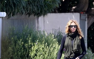 Neprepoznavna Julia Roberts na sprehodu po praznih ulicah