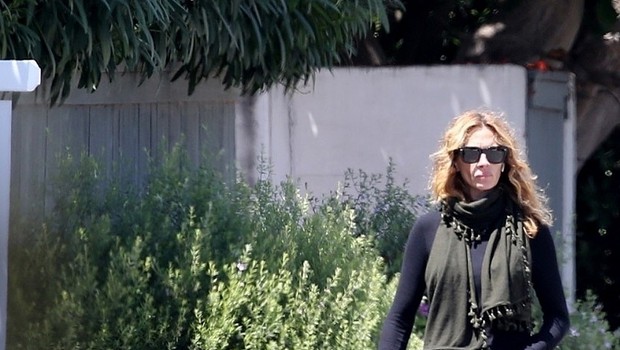Neprepoznavna Julia Roberts na sprehodu po praznih ulicah (foto: Profimedia)