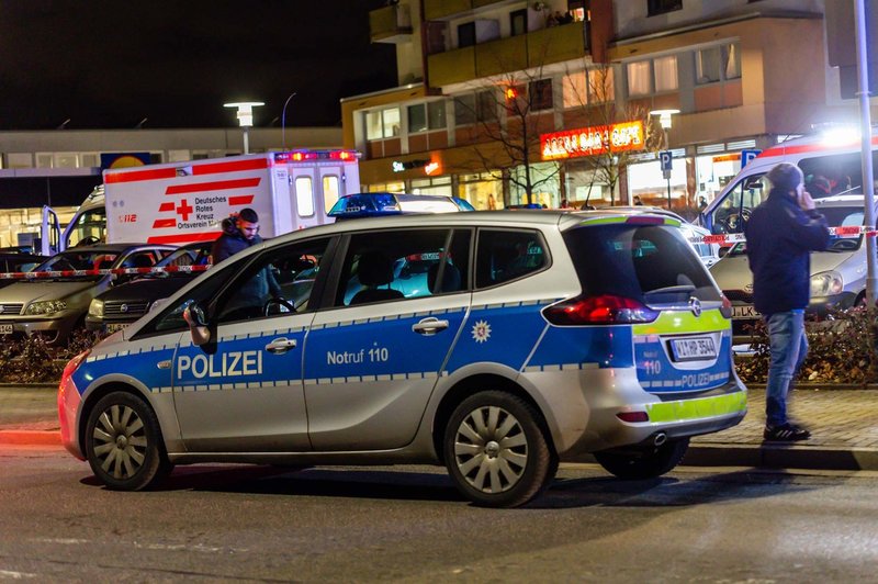 V nemškem mestu Hanau je skupina moških z noži napadla mimoidoče (foto: Profimedia)