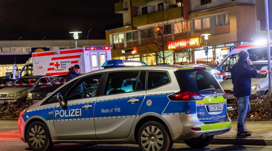 V nemškem mestu Hanau je skupina moških z noži napadla mimoidoče (foto: Profimedia)