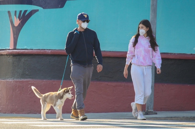 Leonardo DiCaprio in njegova izbranka Camila Morrone na sprehodu s psom.