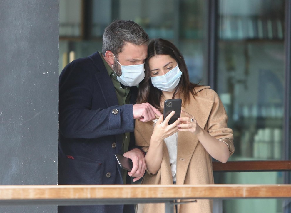 Ben Affleck in Ana de Armas upoštevata navodila in ne gresta ven brez zaščitnih mask.