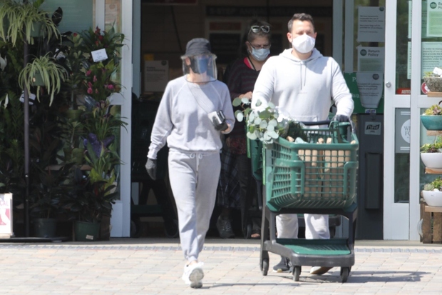 Courteney Cox ima še dodatno zaščito poleg maske, ujeli so jo, ko je s prijateljem odšla po nakupih.