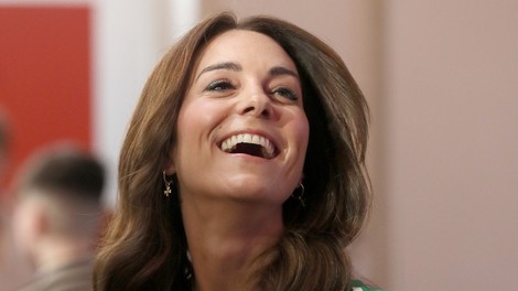 Kate Middleton tudi na video klicih ostaja prava modna ikona, poglejte si kaj nosi v času koronavirusa