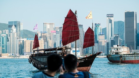 Hongkong uspešno ustavil drugi val epidemije: kaj se lahko naučimo?