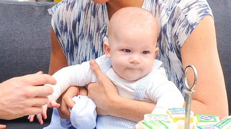 Po dolgem času sta princ Harry in Meghan javnosti pokazala malega Archieja, samo poglejte ga!