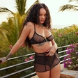Izzivalna Rihanna ne skriva svojih oblin