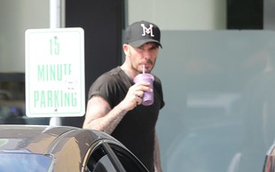 David Beckham nikamor brez kape. Ga daje plešavost?