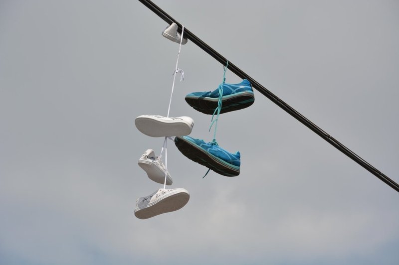 Hvar: Nenavadna razstava čevljev, ki jih je naplavilo morje (foto: Profimedia)