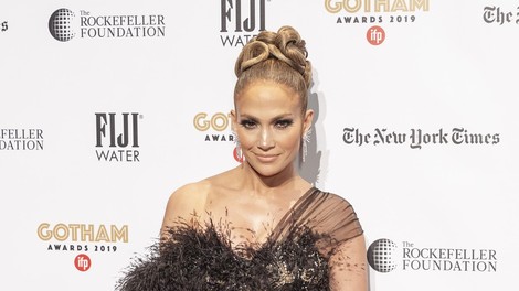 Jennifer Lopez navdušila v modrčku, poglejte si, v katero znano osebo se je prelevila