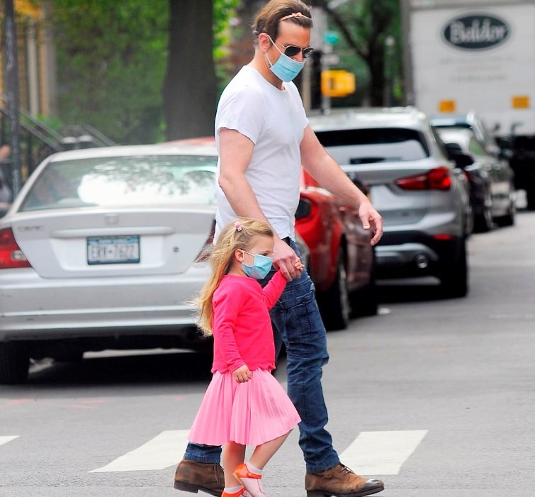 Poglejte si ljubek prizor Bradleyja Cooperja in njegove lepe hčerke, na ulicah so se vsi ozirali za njima (foto: Profimedia)