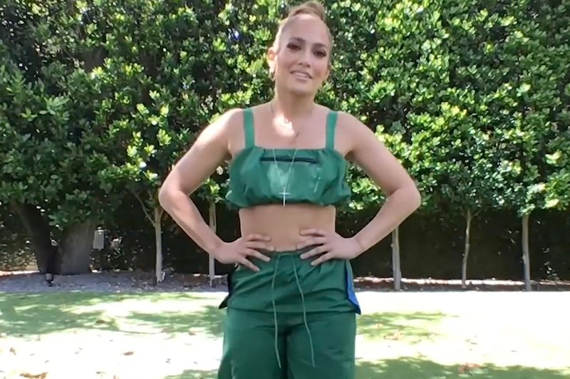 Jennifer Lopez v zeleni modni kombinaciji razkazovala nesramno popoln trebušček (foto: Profimedia)