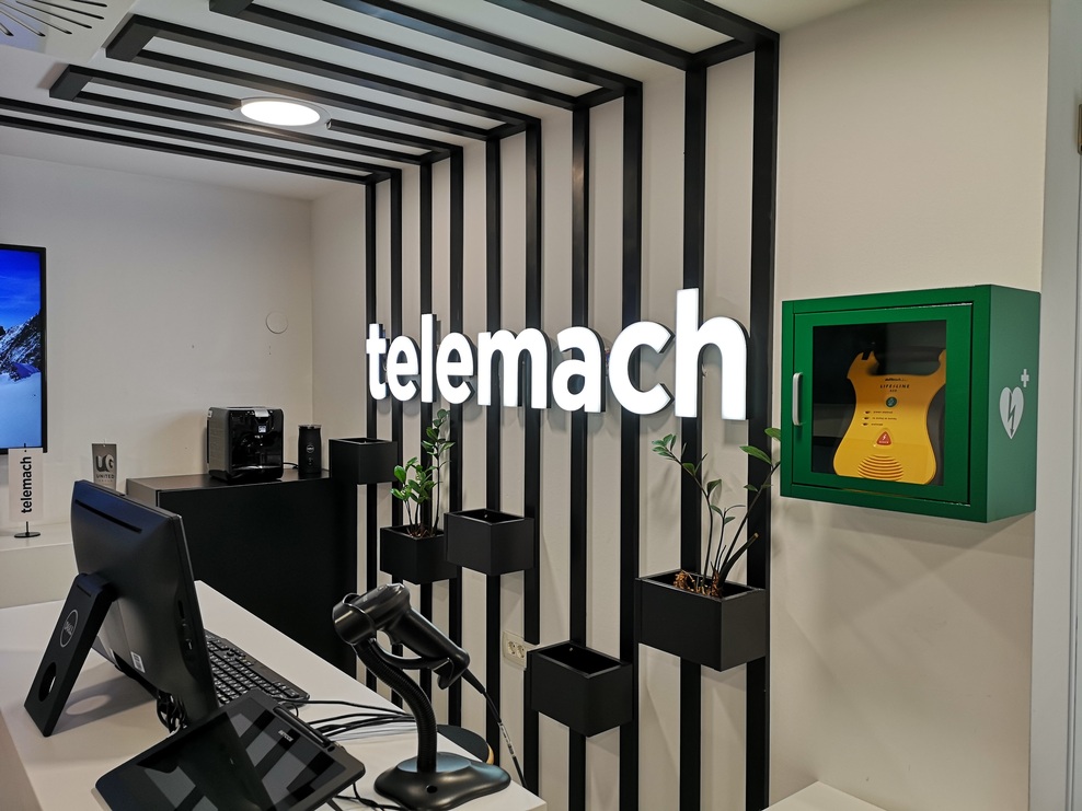 Telemach svoje poslovalnice opremil z defibrilatorji (foto: promocijski material)