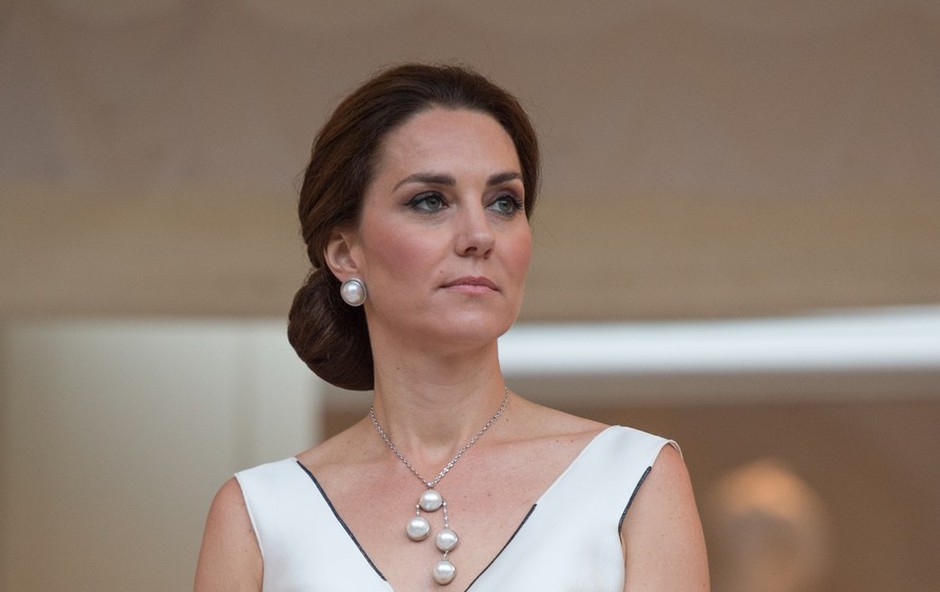 Ups! Vojvodinja Kate Middleton se je znašla v neprijetnem položaju, a na koncu se je le izvlekla (foto: Profimedia)
