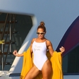 Jennifer Lopez v oprijetih pajkicah pokazala svojo izklesano zadnjico in navdušila oboževalce