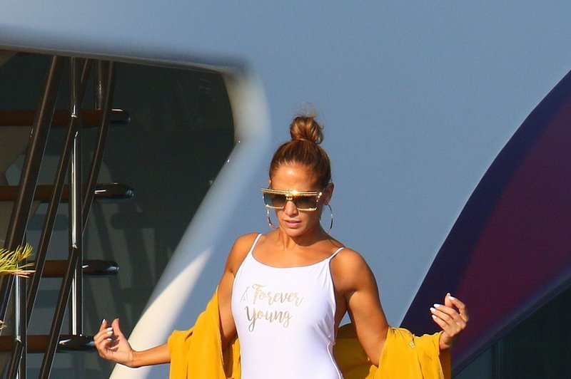Jennifer Lopez v oprijetih pajkicah pokazala svojo izklesano zadnjico in navdušila oboževalce (foto: Profimedia)