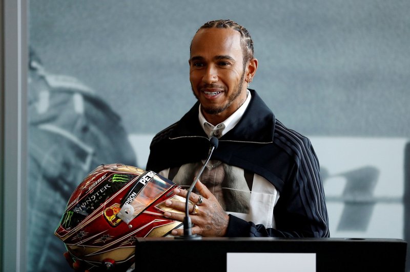 Lewis Hamilton bo konec tedna dirkal na svojem dvorišču na Madžarskem. V prihodnje pa stiska pesti, da bi si organizatorji pri pripravi dvojnih dirk domislili česa novega. Tekma na VN Madžarske bo malce pred 15. uro na sporedu na TV3. (foto: Profimedia)
