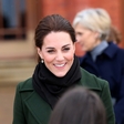 Poglejte si, kako nežno in zaljubljeno je Kate Middleton v javnosti za roko prijela princa Williama
