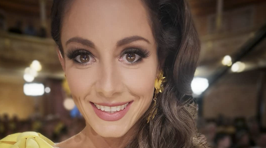 Ana Klašnja je navdušila s popolno poletno obleko, ki je kot nalašč za ženske nad 40 let (foto: Profimedia)