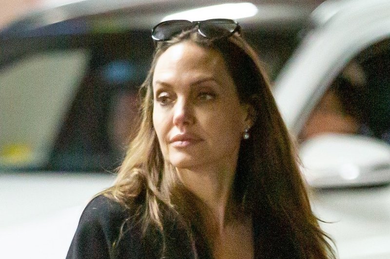 Nove slike Angeline Jolie: Zdaj je že resnično koščena, okrog nje pa vsi zaskrbljeni, le kaj se dogaja z njo? (foto: Profimedia)