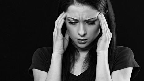 Glavobol bi lahko postal ključni simptom za predikcijo poteka covida-19