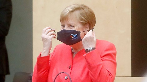 Nemška kanclerka Angela Merkel prvič v javnosti z masko