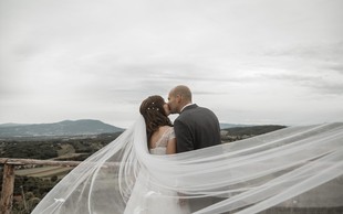 FOTO in VIDEO s poroke: par, ki se je spoznal na ona-on.com, je dahnil DA na sanjski poroki