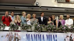 Benny Andersson, Pierce Brosnan, Amanda Seyfried, Meryl Streep, Agnetha Faltskog, Annifrid Lyngstad, Colin Firth, Phyllida Lloyd, Judy Kramer in Bjorn Ulvaeus v Stockholmu na premieri filma Mamma Mia, 4. julija 2008.