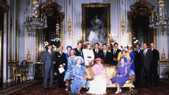 Krst princa Williama, 29. julija 1981. Na sliki: princesa Diana, kraljica mati (babica princa Charlesa), kraljica Elizabeta II, Dianin oče, grof Earl Spencer, Frances Shand Kydd (Dianina mama), princa Edward in Andrew (Charlesova brata), princesa Anne (Charlesova sestra), princ Philip, soprog kraljice Elizabete II.