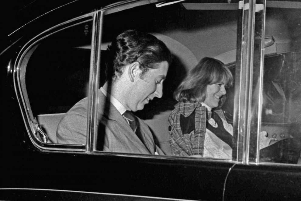 Princ Charles in Camilla Parker-Bowles, ko sta odhajala iz opere na Covent Gardenu. Bilo je leta 1975, to je tudi redka fotografija današnjih zakoncev.