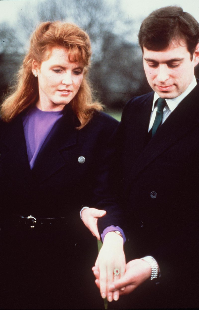 Princ Andrew in Sarah Ferguson ponosno razkazujeta zaročni prstan.