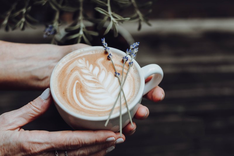 Najbolj 'zgovorno' kavno usedlino ustvarja prava črna kava. Naj bo brez mleka, smetane in nikar s preveč sladkorja. (foto: Unsplash)