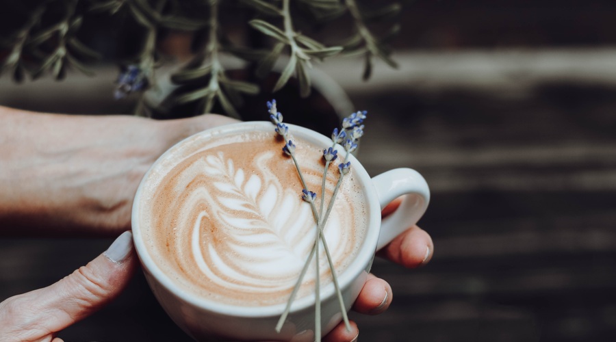 Najbolj 'zgovorno' kavno usedlino ustvarja prava črna kava. Naj bo brez mleka, smetane in nikar s preveč sladkorja. (foto: Unsplash)