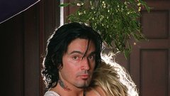 Pamela Anderson 
in Tommy Lee<br />Notorični par devetdesetih, o katerem so vsi govorili, pozneje pa so ga vsi tudi gledali. Od divjih prepirov in strastnih poljubov do pornografskih video posnetkov – Pamela in Tommy sta razburkano ljubezensko življenje ves čas živela na očeh javnosti. In na tem podivjanem vrtiljaku strasti se je vse odvijalo zelo hitro. Poročila sta se le štiri dni potem, ko sta se prvič spoznala. Zakonska zveza, ki se je vsekakor zapisala v zgodovino bolj nenavadnih hollywoodskih romanc, se je končala tri leta pozneje, a je obrodila tudi dva prestolonaslednika.