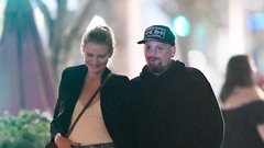 Cameron Diaz in Benji Madden<br />Cameron in Benji skrbno skrivata svoje zasebno življenje pred radovedneži, vendar je klub temu nekaj delčkov njune razburljive romantične zgodbe vseeno pricurljalo v javnost. Čeprav sta drug za drugega vedela že prej, sta se uradno spoznala maja 2014, ko je Cameron pripravila večerjo za nekaj svojih prijateljev. Med povabljenimi sta bila tudi Nicole Richie in Joel Madden, ki sta s seboj pripeljala Benjija Maddena, Joelovega brata. Šest mesecev pozneje, decembra 2014, je Cameron že nosila zaročni prstan, zaroko pa sta uradno potrdila tik pred božičem. 5. januarja naslednje leto, manj kot 10 mesecev od prvega zmenka, sta se poročila kar na njunem domu na Beverly Hillsu. Med povabljenimi so bili med drugim tudi Reese Witherspoon, Gwyneth Paltrow, Lionel Richie, Judd Apatow in Drew Barrymore. Joel je bil Benjijeva priča. Cameron in Benjiju se je letos januarja pridružila hčerka Raddix.