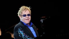 Elton John v elementu, na odru za klavirjem.