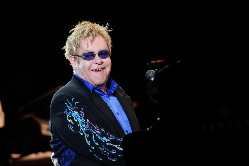 Elton John v elementu, na odru za klavirjem.