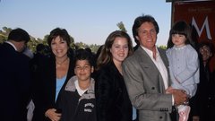 Bruce Jenner, soproga Kris, Kendall Jenner, Robert Kardashian in Khloe Kardashian. Slika je iz leta 1998.