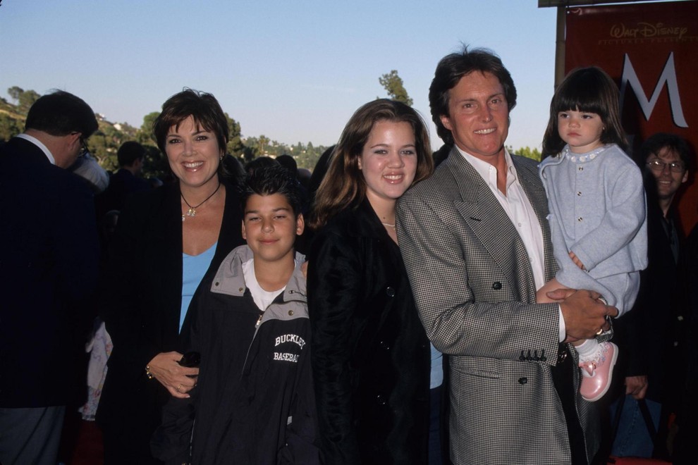 Bruce Jenner, soproga Kris, Kendall Jenner, Robert Kardashian in Khloe Kardashian. Slika je iz leta 1998.